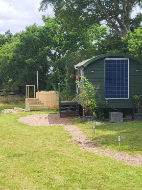 Cosy Off Grid Shepherds Hut with Wood Fired Hot Tub